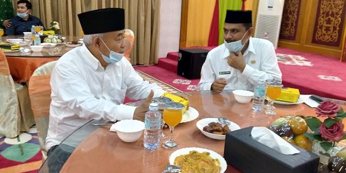 Prof. Dr. KH. Asep Saifuddin Chalim, M.Ag. (kiri) saat dijamu makan malam di Restoran Meuligoe Gubernur Aceh, Banda Aceh, Rabu (23/12/2020) malam.