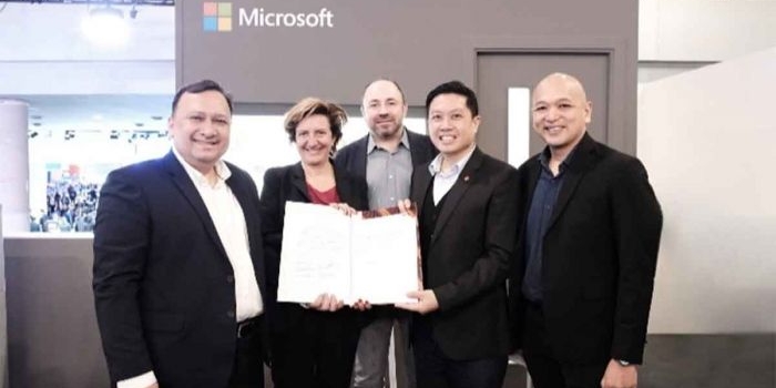 Prosesi penandatanganan kesepakatan perluasan kolaborasi antara Telkomsel dan Microsoft di Barcelona, Spanyol.