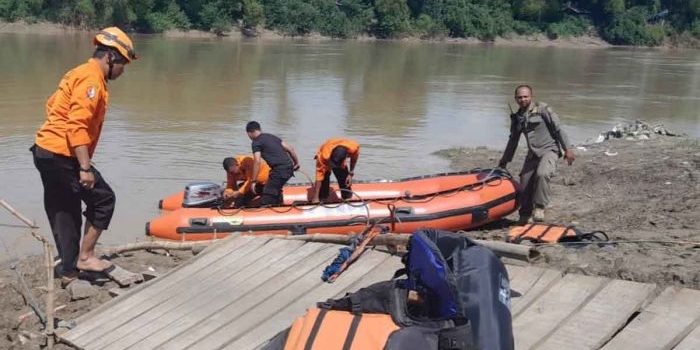 Petugas BPBD Bojonegoro saat mencari korban tenggelam di Sungai Bengawan Solo.