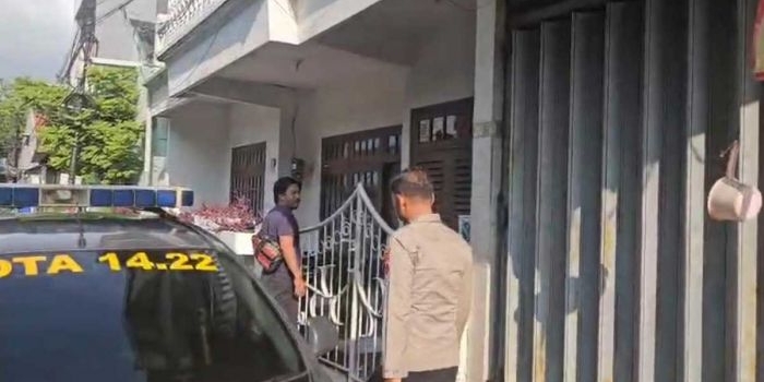 Petugas dari Polsek Gresik Kota ketika olah TKP kasus curanmor di rumah korban. Foto: Ist