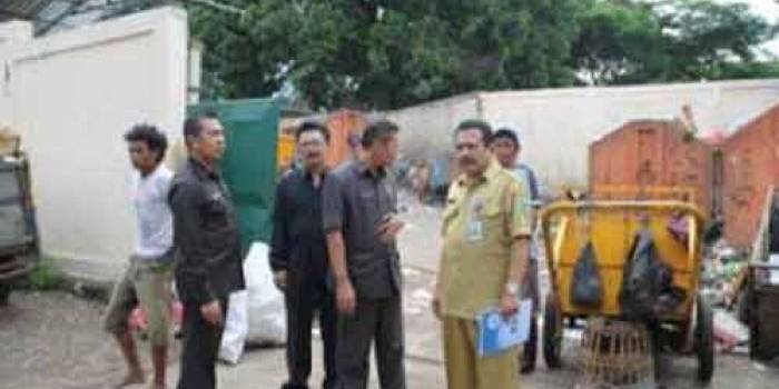 Anggota dewan saat sidak di TPS yang terletak di belakang Stadion Brantas Kota Batu. (foto: ist)