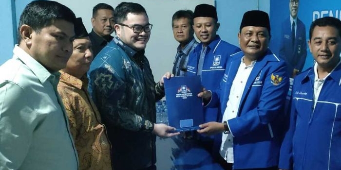 dhito-daftar-ke-pan-diantar-ketua-pdip-kediri