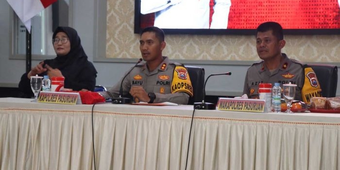 Kapolres Pasuruan AKBP Bayu Pratama Gubunagi saat memimpin reales akhir tahun bersama awak media. Foto:  Moch Andy Fachrudin/BANGSAONLINE.com