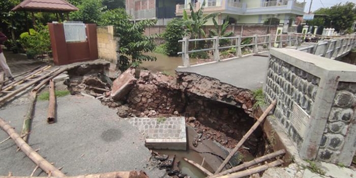 Kondisi jalan jembatan yang ambrol. (foto: AAN AMRULLOH/ BANGSAONLINE)