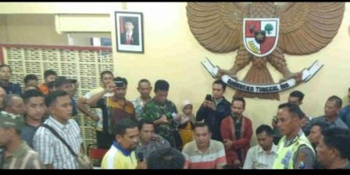 Puluhan warga mendatangi balai kelurahan Ronowijayan. 