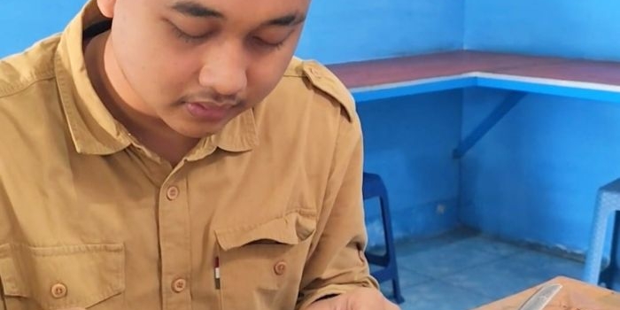 Pramudya Ananta Permana saat menikmati kuliner legendaris kikil kambing di Warung Mbah Murtini. (Ist).
