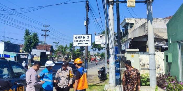 Polisi melakukan olah TKP di salah satu lokasi trafo milik PLN yang hilang.