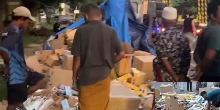 truk-pengangkut-rokok-ilegal-dari-arah-pamekasan-terguling-di-sampang-muatan-tumpah-ke-jalan