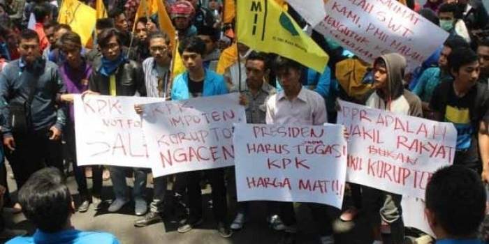 Aksi massa saat demo di depan gedung dewan Kota Malang. foto: merdeka