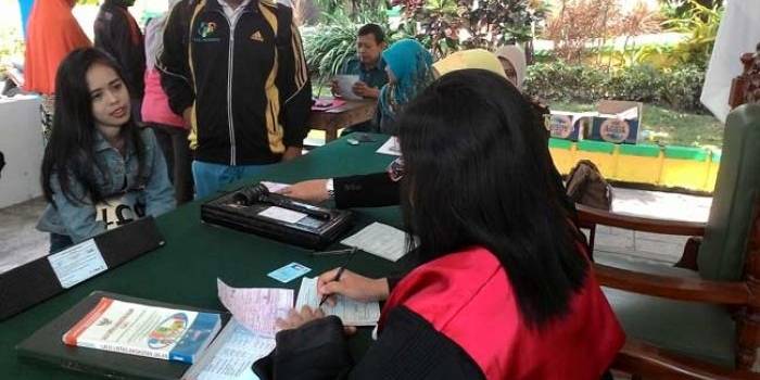 Sejumlah pengendara yang ikut sidang tilang di lokasi operasi patuh Jl Wahid Hasyim Jombang, Kamis (26/05). foto: romza/ BANGSAONLINE 