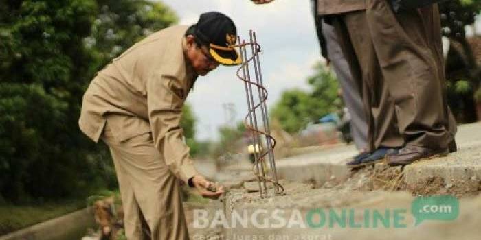 Komisi C DPRD Jombang mengecek bahan material yang digunakan untuk pembangunan TPT pada proyek peningkatan jalan Penggaron - Bareng. foto: ROMZA/ BANGSAONLINE.