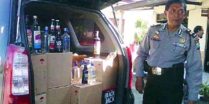 Barang bukti berupa puluhan botol miras saat diamankan. (foto: rizal/BANGSAONLINE)