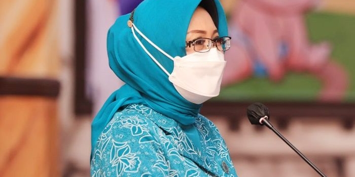 Ketua TTP PKK Kota Pasuruan Dra. Hj. Fatma Saifullah Yusuf membuka acara kegiatan desiminasi adaptasi kebiasaan baru masa post pandemi Covid-19 dan posyandu masa depan pada Rabu (29/09/2021), di Gedung Gradika Kota Pasuruan.