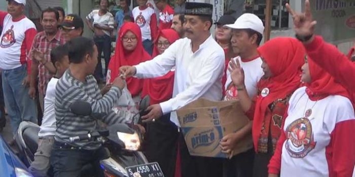 Gus Syaf didampingi istri dan puluhan relawannya saat bagi-bagi takjil. foto: RONY S/ BANGSAONLINE