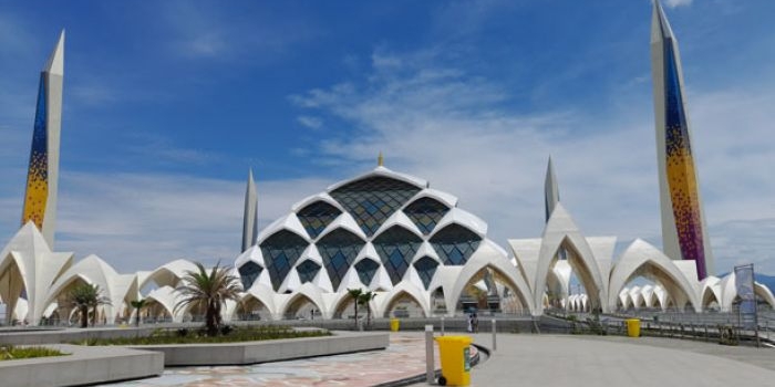 subhanallah-masjid-raya-al-jabbar-perpaduan-arsitektur-modern-dengan-aksentuasi-masjid-turki