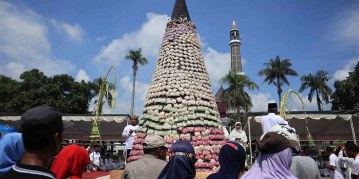 Warga saat mengerumuni tradisi Grebek Apem yang digelar Pemkab Jombang.