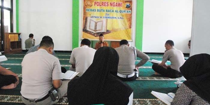 Kegiatan rutin tiap hari Selasa di Masjid Polres Ngawi. Anggota akan diajari membaca Alquran oleh takmir Masjid Jami