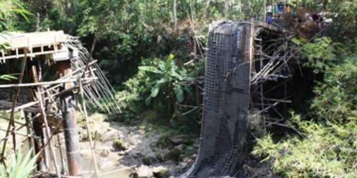 AMBRUK – Jembatan yang ambruk saat tahap pengerjaaan, di Kecamatan Widodaren, Ngawi, kemarin (4/6). Foto: zainal abidin/BANGSAONLINE