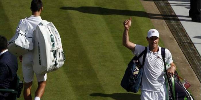 Djokovic dan Querrey usai laga. foto: REUTERS