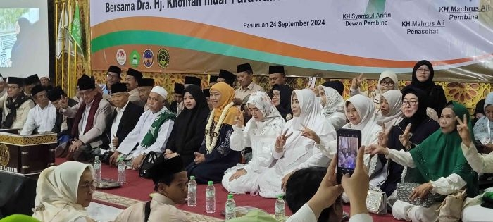 Khofifah Indar Parawansa saat menghadiri Maulid Nabi Muhammad SAW di Pondok Pesantren Tahfidzul Quran Al Ikhlas Rembang Pasuruan, Selasa (24/9/2024) malam. Tampak Prof Dr KH Asep Saifuddin Chalim, Dr KH Hasib Hasbullah, KH Fuad Noerhasan dan sejumlah kiai dan nyai. Foto: MMA/bangsaonline