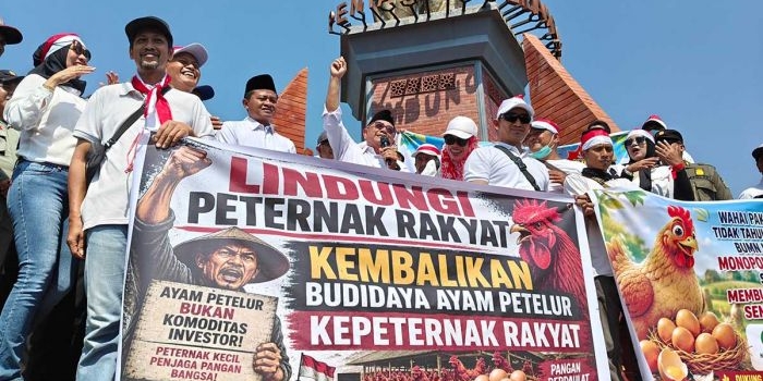 Aksi yang digelar peternak ayam petelur di Kantor Pemkab Blitar.