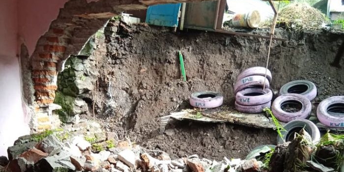 Plengsengan yang ambrol dimensinya cukup besar, hingga menimpa tembok rumah milik warga bernama Maliki Yaumaiddin dan gudang milik Rochim. (foto: ist)