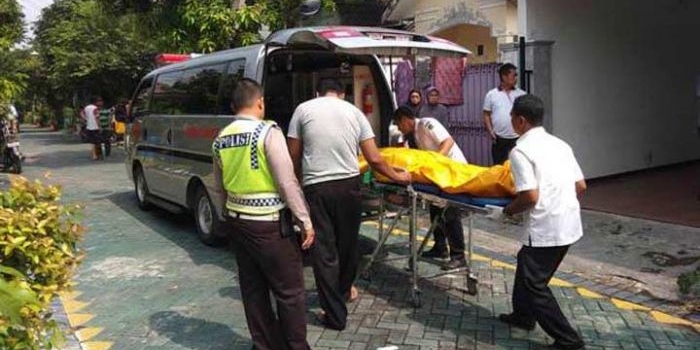Jenazah korban diangkut dengan mobil ambulans.