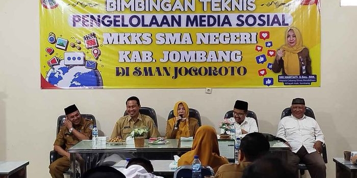 Suasana bimbingan teknis pengelolaan media sosial di SMAN Jogoroto, Jombang.