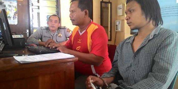 TELER: Tersangka (kanan) saat diamankan di Mapolsek Papar Kabupaten Kediri. foto: dendi martoni/BANGSAONLINE