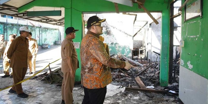 Bupati Kediri ketika meninjau kondisi bangunan Puskesmas Tiron yang terbakar.