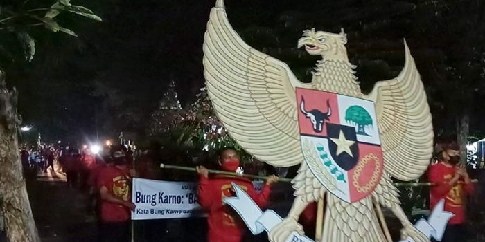 Lambang Garuda Pancasila saat dikirab bersama kirab hasil bumi. foto: Muji Harjita/ BANGSAONLINE.com