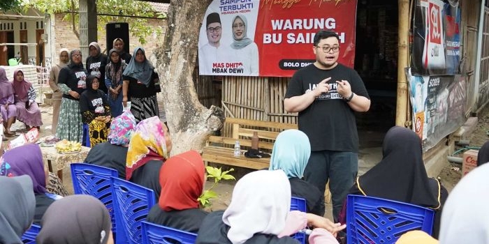 Calon Bupati Kediri nomor urut 2 Hanindhito Himawan Pramana saat menyapa warga. (Ist).