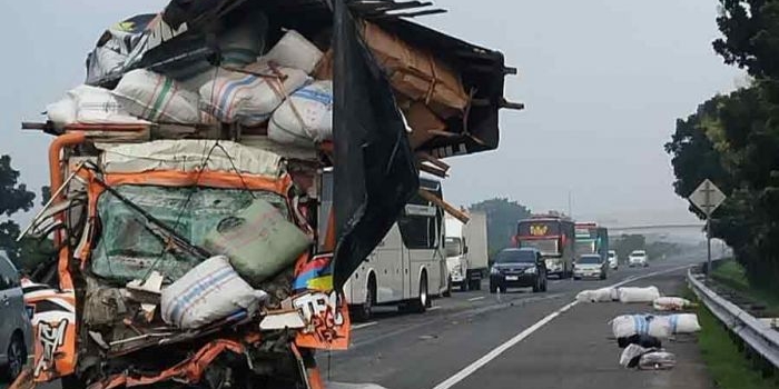 truk-ekspedisi-ringsek-tabrak-belakang-dump-truk-di-tol-jomo-dua-nyawa-melayang