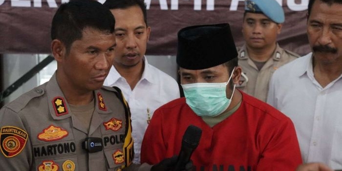 Tersangka kasus pembunuhan (baju tahanan), di Desa Bapelle, Kecamatan Robatal saat konferensi pers Polres Sampang