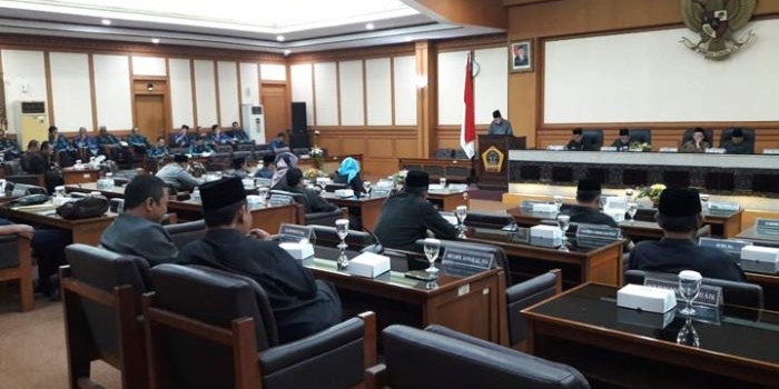 Rapat paripurna PU Fraksi terhadap R-PAPBD 2019. foto: SYUHUD/ BANGSAONLINE