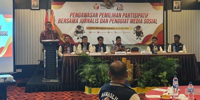Ketua Bawaslu Bangkalan Ahmad Mustain Saleh saat memberikan sambutan di giat pengawasan pemilih partisipatif bersama jurnalis dan pegiat sosial, Kamis (11/7/2024).