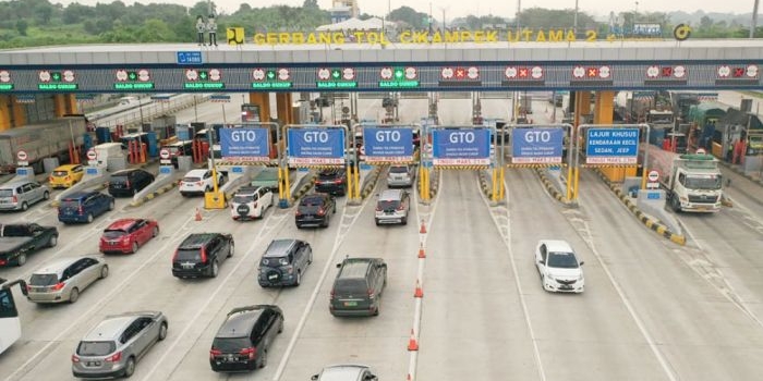 Suasana kendaraan yang ada di gerbang tol.