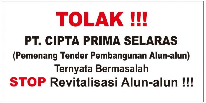 Satu poster penolakan pemenang lelang revitalisasi Alun-Alun Gresik. foto: syuhud/bangsaonline