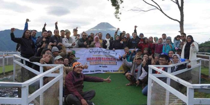 Para wartawan dan karyawan HARIAN BANGSA dan BANGSAONLINE berkunjung ke Taman Langit Dieng Wonosobo Jawa Tengah sebelum Rapat Kerja (Raker) di Hotel Horison Ultima Semarang pada tanggal 12 hingga 14 Desember 2024. Foto: bangsaonline