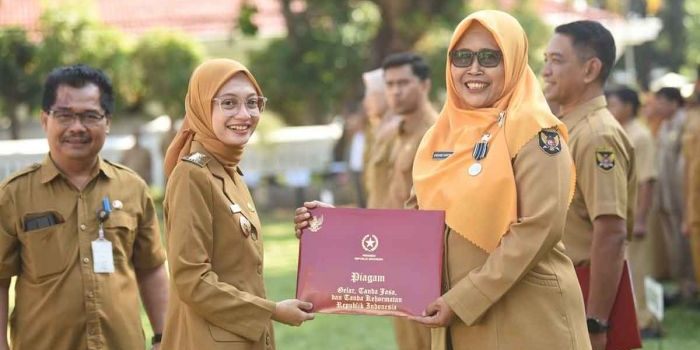 wali-kota-kediri-serahkan-sk-pangkat-dan-satyalancana-ke-ratusan-pns