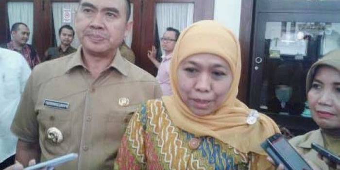 Mensos Khofifah Indar Parawansa bersama Wali Kota Malang HM Anton memberikan keterangan soal program hunian bagi gepeng, Senin (15/2). foto: iwan/ BANGSAONLINE