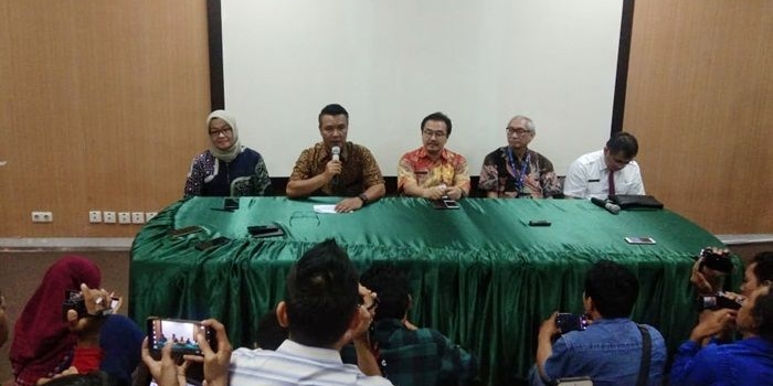 Kepala Instalasi Rawat Intensif dan Reanimasi, Direktur Utama (Dirut) RSUD dr Soetomo Surabaya, Kepala Humas dr Soetomo, Kepala Dinkes Kota Surabaya, serta Kepala Bagian Humas Pemkot Surabaya saat jumpa pers. foto: YUDI ARIANTO/ BANGSAONLINE