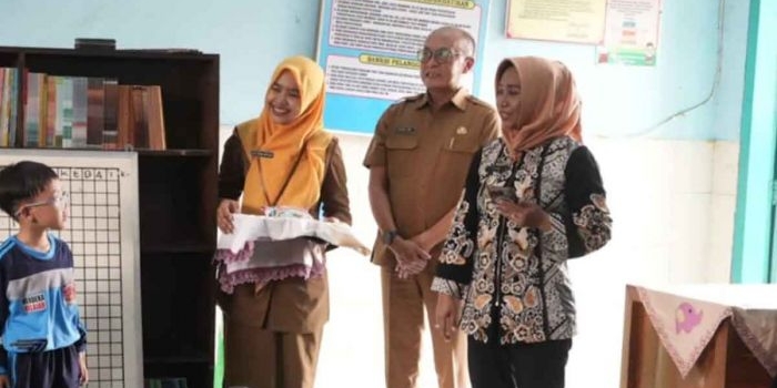 Wali Kota Mojokerto saat meninjau kegiatan belajar mengajar di salah satu sekolah.