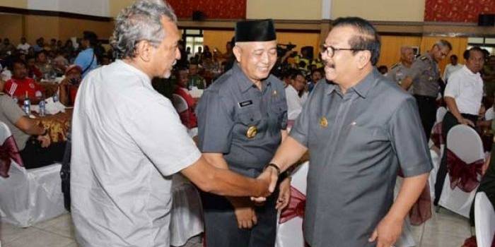 Pakde Karwo menyalami perwakilan suporter yang hadir di gedung Mahameru Polda jatim.Pakde Karwo menyalami perwakilan suporter yang hadir di gedung Mahameru Polda jatim.