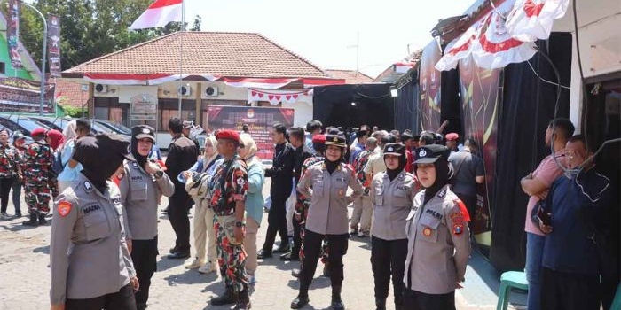 Polisi saat mengamankan jalannya pendaftaran pasangan calon wali kota dan wakil wali kota di KPU Kota Probolinggo.