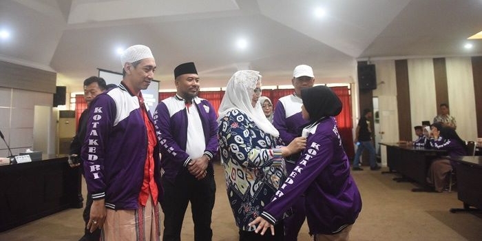 Pj Wali Kota Kediri Zanariah saat menyematkan jaket kepada perwakilan peserta. Foto: Ist.