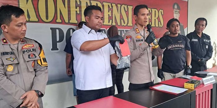 Kapolres Tuban AKBP Oskar Syamsuddin (pegang mik) didampingi Kasatreskrim Dimas Robin Alexander (baju putih) saat rilis pers ungkap kasus curanmor. Foto: AHMAD CHOIRUDIN/ BANGSAONLINE