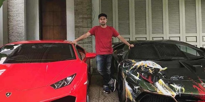 Ilustrasi: Raffi Ahmad menunjukkan dua supercar miliknya.