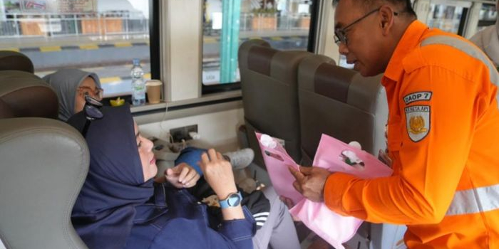 Petugas KAI memberikan sosialisasi anti pelecehan seksual di lingkungan stasiun dan kereta api.