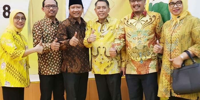 Cabup Irsyad Yusuf didampingi pengurus DPD Partai Golkar  Pasuruan menerima rekom dari Golkar. Tampak Nick Sugiarti (kanan),  Sudiono Fauzan (jubir Adjib), Irsyad Yusuf (berkopiah),  Drs. Udik Djanuantorio, Trilaksono dan Rias Carry Djanuantoro.